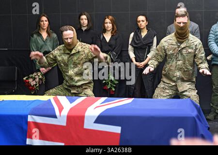 Während einer Gedenkfeier für Dominic Bryce Abelen, einen 28-jährigen Soldaten der ukrainischen Internationalen Legion aus Neuseeland, der am 23. August 2022 in Kiew in der Nähe von Uhledar, Donezk, starb, führen Soldaten einen Haka-Tanz auf. Ukraine, am 11. März 2025. (Foto: Kirill Chubotin/Ukrinform) Stockfoto
