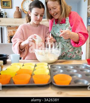 Großmutter und Enkelin backen zusammen in der Küche Stockfoto