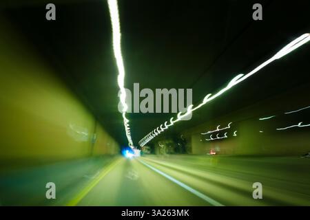 Fahrerperspektive auf einer Autobahn in einem Tunnel, I-90 Tunnel, Seattle Stockfoto