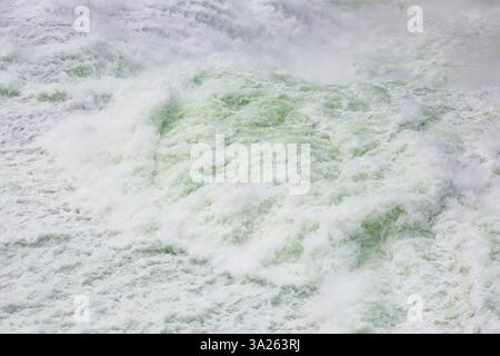 Blick von oben auf die Flüsse der Spokane Falls, Vollbild, Wildwasser. Stockfoto