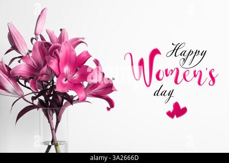 Happy Women's Day Card. Helle rosa Lilien in Glasvase auf weißem Hintergrund Stockfoto
