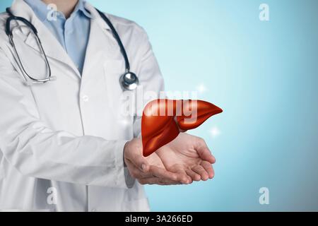 Doktor mit Illustration der Leber auf hellblauem Hintergrund, Nahaufnahme Stockfoto