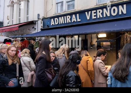 Portobello Road Market am 22. Februar 2025 in Notting Hill, West London, Vereinigtes Königreich. Die Leute genießen einen Tag auf dem berühmten Markt, wenn die antiken Stände die Straße säumen. Portobello Market ist der weltweit größte Antiquitätenmarkt mit über 1.000 Händlern, die alle Arten von Antiquitäten und Sammlerstücken verkaufen. Besucher strömen aus der ganzen Welt, um auf einer der beliebtesten Straßen Londons zu spazieren. Stockfoto