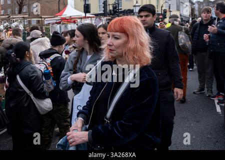 Portobello Road Market am 22. Februar 2025 in Notting Hill, West London, Vereinigtes Königreich. Die Leute genießen einen Tag auf dem berühmten Markt, wenn die antiken Stände die Straße säumen. Portobello Market ist der weltweit größte Antiquitätenmarkt mit über 1.000 Händlern, die alle Arten von Antiquitäten und Sammlerstücken verkaufen. Besucher strömen aus der ganzen Welt, um auf einer der beliebtesten Straßen Londons zu spazieren. Stockfoto