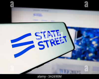 Deutschland. Januar 2025. In dieser Abbildung ist ein Mobiltelefon mit dem Logo des US-Finanzunternehmens State Street Corporation auf dem Bildschirm vor der Website zu sehen. (Foto von Timon Schneider/SOPA Images/SIPA USA) *** ausschließlich für redaktionelle Nachrichten *** Credit: SIPA USA/Alamy Live News Stockfoto