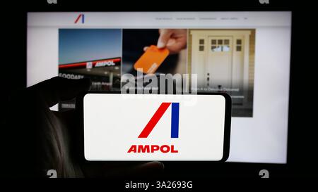In dieser Abbildung hält eine Person ein Mobiltelefon mit dem Logo des australischen Erdölunternehmens Ampol Limited auf dem Bildschirm vor der Unternehmenswebsite. (Foto von Timon Schneider / SOPA Images/SIPA USA) *** ausschließlich für redaktionelle Nachrichtenzwecke *** Stockfoto