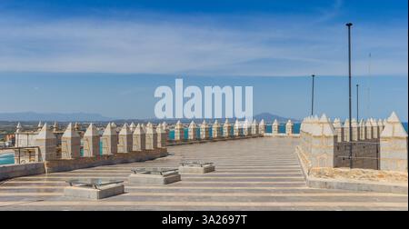 Zinnen an der Mauer des historischen Schlosses in Peniscola, Spanien Stockfoto