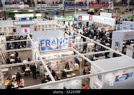 Eine Luftaufnahme am ersten Tag der Londoner Buchmesse auf dem Ausstellungsraum Olympia London am 11. März 2025 in London, England. Die London Book Fair ist ein jährlich stattfindender internationaler Marktplatz für den Buchhandel und den Verkauf und Vertrieb von Veröffentlichungsinhalten über Print-, Audio-, TV-, Film- und digitale Kanäle. „LBF“ zieht während der dreitägigen Veranstaltung in der Regel 25.000 Besucher und Aussteller an. Stockfoto