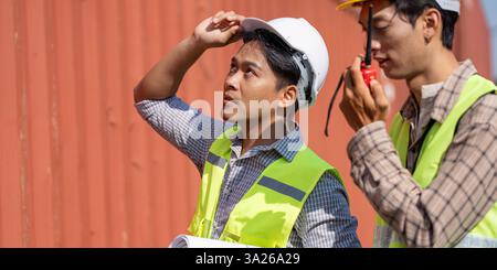 Logistikplanung. Junge Ingenieure, die Projektdetails in einer Arbeitsumgebung bewerten. Stockfoto