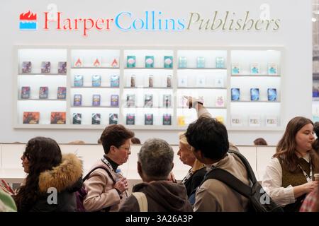 Die Harper Collins stehen am ersten Tag der Londoner Buchmesse am 11. März 2025 in London. Die London Book Fair ist ein jährlich stattfindender internationaler Marktplatz für den Buchhandel und den Verkauf und Vertrieb von Veröffentlichungsinhalten über Print-, Audio-, TV-, Film- und digitale Kanäle. „LBF“ zieht während der dreitägigen Veranstaltung in der Regel 25.000 Besucher und Aussteller an. Stockfoto