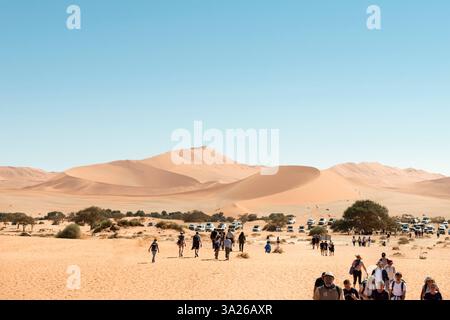 Reisende und Parkplatz und Big Mama Dune in Deadvlei, im Namib-Naukluft-Nationalpark, Namibia Stockfoto