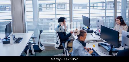 Moderne Zusammenarbeit im Büro mit einer Vielzahl unterschiedlicher Teammitglieder und Ideen Stockfoto