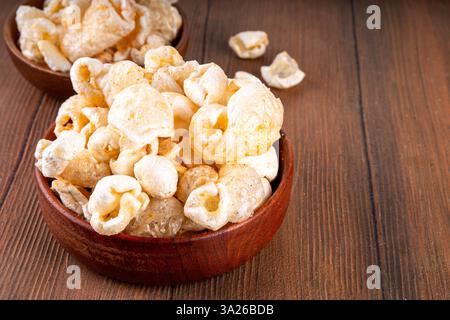 Cracklings oder Skwarki, duftender knuspriger Snack aus frittierter Schweinehaut mit Gewürzen. Britisches, schottisches, osteuropäisches traditionelles gesalzenes scra Stockfoto