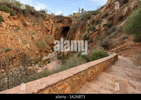 Die Iminifri Natural Bridge ist ein Felsbogen in der Nähe der Stadt Demnat in Marokko. Stockfoto