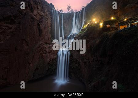 Die Cascades d’Ouzoud in der marokkanischen Provinz Azilal ist ein Sammelname für mehrere mehrstufige Wasserfälle. Stockfoto