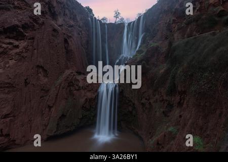 Die Cascades d’Ouzoud in der marokkanischen Provinz Azilal ist ein Sammelname für mehrere mehrstufige Wasserfälle. Stockfoto