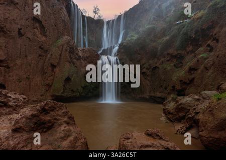 Die Cascades d’Ouzoud in der marokkanischen Provinz Azilal ist ein Sammelname für mehrere mehrstufige Wasserfälle. Stockfoto