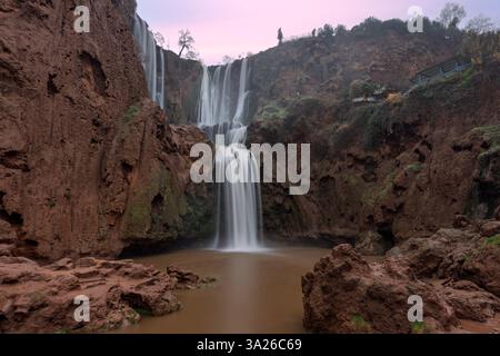 Die Cascades d’Ouzoud in der marokkanischen Provinz Azilal ist ein Sammelname für mehrere mehrstufige Wasserfälle. Stockfoto
