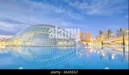 Stadt der Künste und Wissenschaften in Valencia, Spanien bei Sonnenuntergang mit wunderschönen Farben und Reflexionen - ein Reisebild Stockfoto