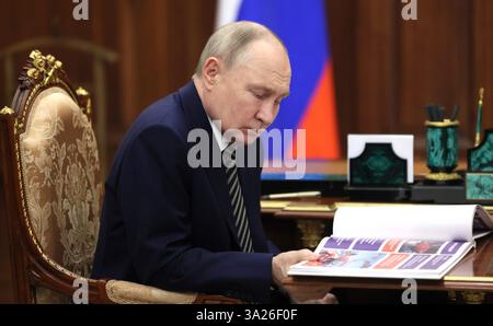 Moskau, Russland. März 2025. Der russische Präsident Wladimir Putin, links, liest einen Bericht, während er dem Gouverneur der Region Archangelsk Alexander Sybulski, rechts, während eines persönlichen Treffens im Kreml am 12. März 2025 in Moskau, Russland, hört. Quelle: Mikhail Metzel/Kreml Pool/Alamy Live News Stockfoto