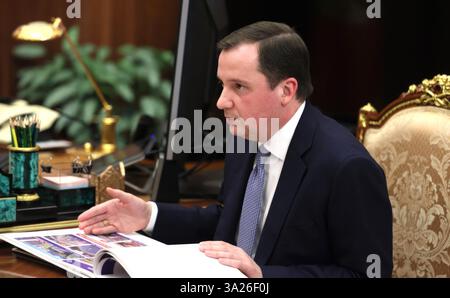 Moskau, Russland. März 2025. Der Gouverneur der Region Archangelsk Alexander Sybulski, rechts, berichtet dem russischen Präsidenten Wladimir Putin während eines persönlichen Treffens im Kreml am 12. März 2025 in Moskau. Quelle: Mikhail Metzel/Kreml Pool/Alamy Live News Stockfoto