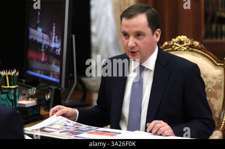 Moskau, Russland. März 2025. Der Gouverneur der Region Archangelsk Alexander Sybulski, rechts, berichtet dem russischen Präsidenten Wladimir Putin während eines persönlichen Treffens im Kreml am 12. März 2025 in Moskau. Quelle: Mikhail Metzel/Kreml Pool/Alamy Live News Stockfoto