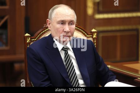 Moskau, Russland. März 2025. Der russische Präsident Wladimir Putin, links, hört den Gouverneur der Region Archangelsk Alexander Sybulski, rechts, während eines persönlichen Treffens im Kreml am 12. März 2025 in Moskau. Quelle: Mikhail Metzel/Kreml Pool/Alamy Live News Stockfoto