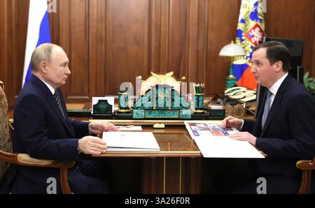 Moskau, Russland. März 2025. Der russische Präsident Wladimir Putin, links, hört den Gouverneur der Region Archangelsk Alexander Sybulski, rechts, während eines persönlichen Treffens im Kreml am 12. März 2025 in Moskau. Quelle: Mikhail Metzel/Kreml Pool/Alamy Live News Stockfoto
