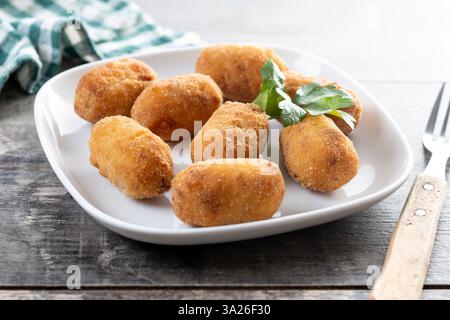Gebratene Kabeljaukroketten auf Holztisch Stockfoto