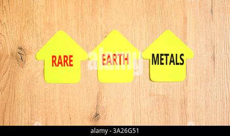 Symbol für Seltenerdmetalle. Konzeptworte seltene Metalle auf schönen gelben Papierhäusern. Schöner Holzhintergrund. Gewerbe- und Seltenerdmetall Stockfoto