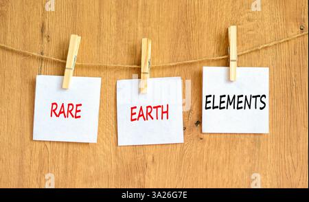 Symbol für seltene Erden. Konzeptworte seltene Erdenelemente auf wunderschönem weißem Papier auf hölzernem Kleiderschrank. Schöner Holzhintergrund. Business und Stockfoto