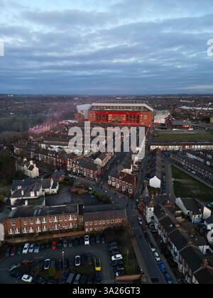 Am frühen Abend aus der Vogelperspektive auf das Anfield Stadium, das Heimstadion des Liverpool FC, glüht inmitten der umliegenden Wohnstraßen. Stockfoto