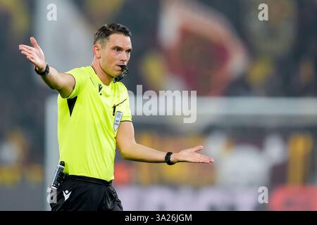 Rom, Italien. März 2025. Schiedsrichter Sandro Scharer ist beim Achtelfinale der UEFA Europa League 2024/25 im ersten Leg-Spiel zwischen AS Roma und Athletic Club am 6. März 2025 im Stadio Olimpico in Rom. Quelle: Giuseppe Maffia/Alamy Live News Stockfoto