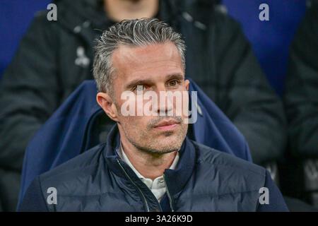 Mailand, Italien. März 2025. Cheftrainer Robin van Persie aus Feyenoord, der beim UEFA Champions League-Spiel zwischen Inter und Feyenoord bei Giuseppe Meazza in Mailand zu sehen war. Quelle: Gonzales Photo/Alamy Live News Stockfoto