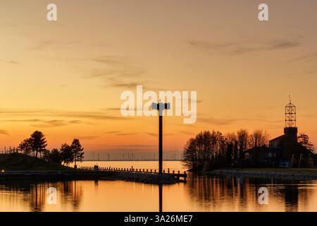 Blick bei Sonnenuntergang auf den Hafen der Stadt Harderwijk in Gelderland, Niederlande Stockfoto
