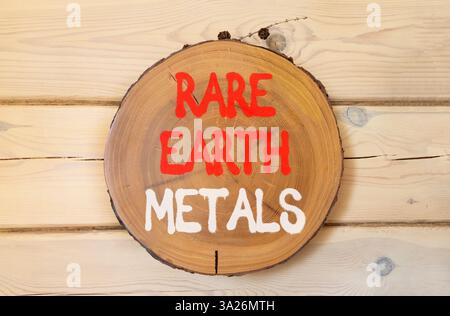 Symbol für Seltenerdmetalle. Konzeptworte seltene Metalle auf einem schönen Holzkreis. Wunderschöner Hintergrund aus Holz. Gewerbe- und Seltenerdmetalle Stockfoto