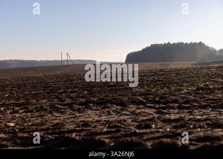 Spuren von Traktoren und anderen landwirtschaftlichen Maschinen auf dem Boden Stockfoto