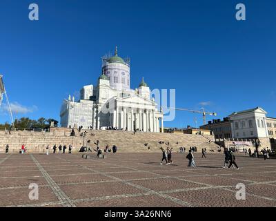 Touristen in der Kathedrale von Helsinki von Carl Ludvig Engel, Ernst Lohrmann - es ist die finnische evangelisch-lutherische Kathedrale in Helsinki, Finnland Stockfoto