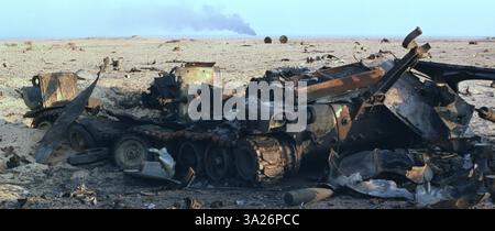 Erster Golfkrieg: 4. März 1991 die Überreste eines irakischen Selbstfahrerhaubitzers und einiger seiner nicht explodierten Munition im Nordosten Kuwaits. Stockfoto