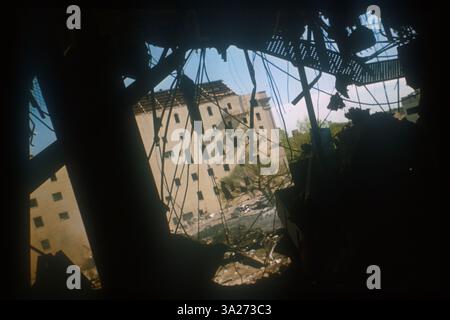 April 2015 - Akte - am 19. April 1995 kam es bei einer LKW-Bombenexplosion vor dem Alfred P. Murrah Federal Building in Oklahoma City, Oklahoma, zu 168 Toten und Hunderten weiteren Verletzten. Die Explosion wurde von dem regierungsfeindlichen Militanten Timothy McVeigh ausgelöst, der 2001 für seine Verbrechen hingerichtet wurde. Sein Mitverschwörer Terry Nichols wurde lebenslang im Gefängnis verhaftet. Abgebildet - 19. April 1995 - Oklahoma City, Oklahoma, USA S - der 4. Stock des Murrah Federal Gebäudes. (Bild: © Brent Bloom/ZUMA Wire) Stockfoto