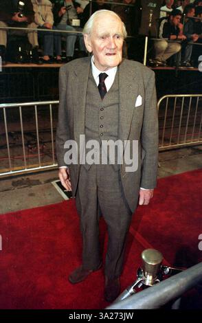 November 1999; Los Angeles, CA, USA; Schauspieler DESMOND LLEWELYN bei der Premiere von „The World is not enough“ im Mann's Village Theatre in Westwood. Der Film markiert den 19. Teil der James Bond-Franchise, der am längsten laufenden und erfolgreichsten Filmreihe in der Filmgeschichte. (Kreditbild: © Sinartus Sosrodjojo/JiwaFoto/ZUMA Press) Stockfoto