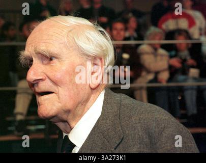 November 1999; Los Angeles, CA, USA; Schauspieler DESMOND LLEWELYN bei der Premiere von „The World is not enough“ im Mann's Village Theatre in Westwood. Der Film markiert den 19. Teil der James Bond-Franchise, der am längsten laufenden und erfolgreichsten Filmreihe in der Filmgeschichte. (Kreditbild: © Sinartus Sosrodjojo/JiwaFoto/ZUMA Press) Stockfoto