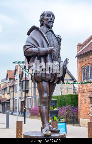 Bronzestatue von William Shakespeare und ein Haus der Ahnen im Hintergrund. Stratford-upon-Avon, England Stockfoto