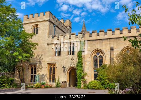 Blick auf den Salvin Tower und die neue Bibliothek vom Garden Quad. Balliol College, Oxford, England Stockfoto