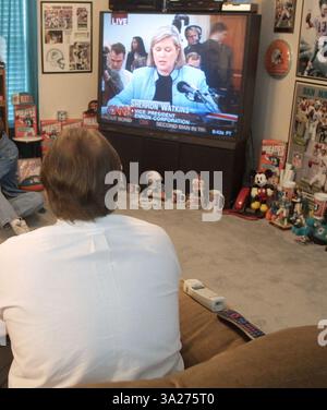Februar 2002; Houston, TX, USA; der ehemalige Enron-Mitarbeiter ROBERT SMOOT beobachtet, wie Enron-Vizepräsident Sherron Watkins vor dem Kongress in Smoots Haus in einem südlichen Houston-Vorort aussagt. Obligatorischer Ausweis: Foto von James Nielsen/ZUMA Press. (©) Copyright 2002 von James Nielsen Stockfoto