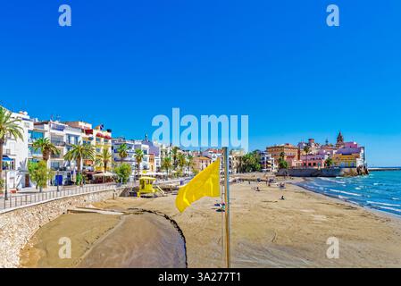 Am Meer von Sitges, eine wunderschöne Stadt in der Nähe von Barcelona, Spanien. Stockfoto