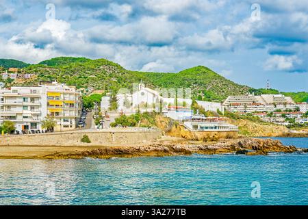 Am Meer von Sitges, eine wunderschöne Stadt in der Nähe von Barcelona, Spanien. Stockfoto