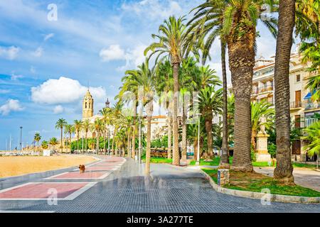 Am Meer von Sitges, eine wunderschöne Stadt in der Nähe von Barcelona, Spanien. Stockfoto