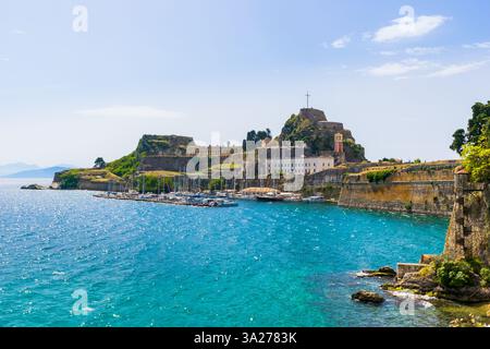 Panoramablick auf den nördlichen Teil der Alten Festung mit Hafen auf Korfu Insel, Griechenland Stockfoto