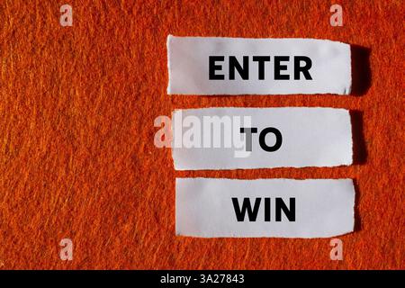 Geben Sie ein, um eine Nachricht zu gewinnen, die auf gerissenen weißen Papierstücken auf orangem Hintergrund geschrieben wurde. Symbol für die konzeptionelle Eingabe, um zu gewinnen. Kopierbereich. Stockfoto
